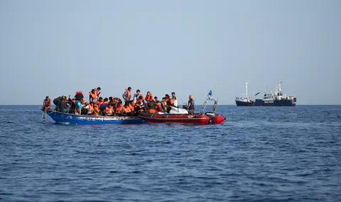 Десетки мигранти загинаха след потъването на лодка край Либия