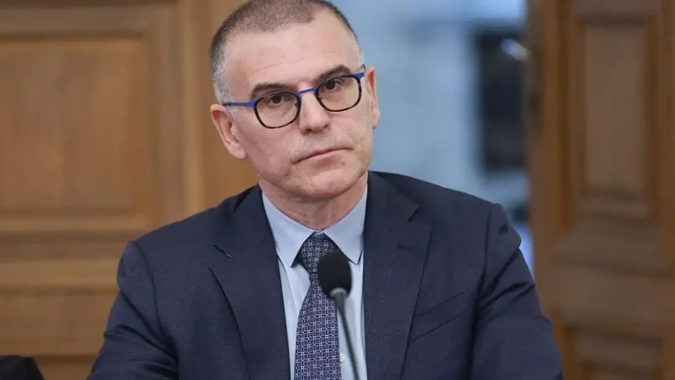 Дянков с изненада за данъците. Три горещи финансови картофа