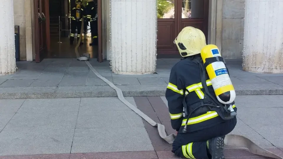 Евакуираха над 300 служители на Община Бургас