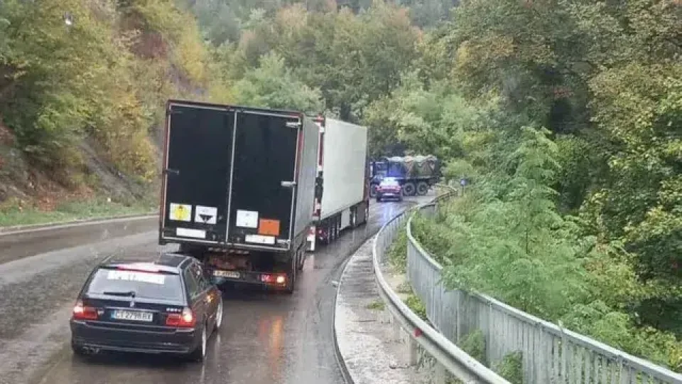 Камион с военни катастрофира. Двама са пострадали