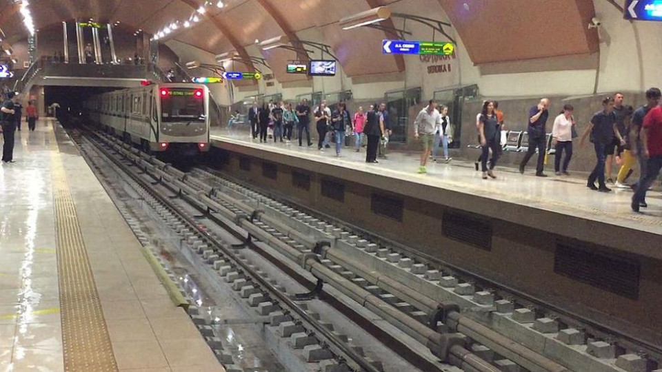 Метрото спря! На косъм от смъртта ОБНОВЕНА