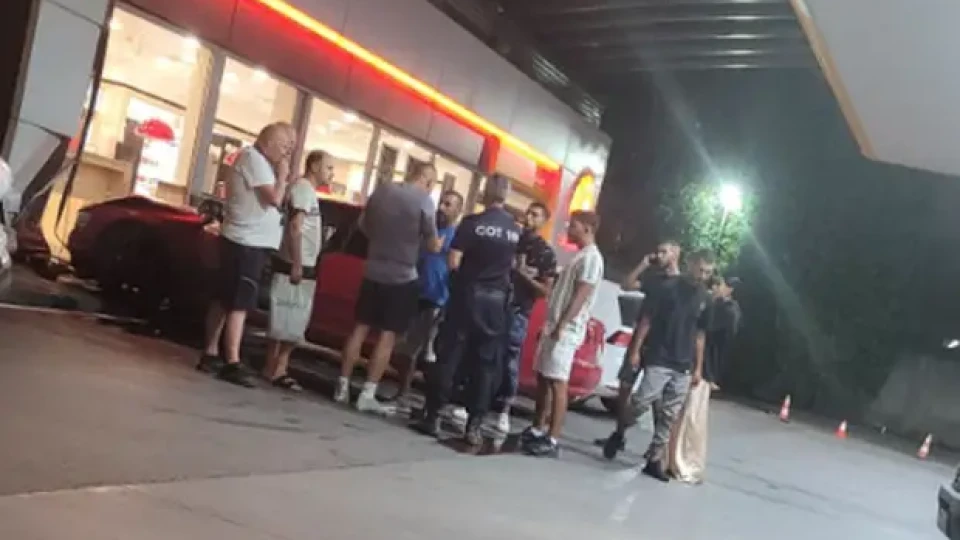 Пак кошмар в София! Кола се заби в бензиностанция
