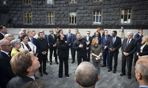 Показаха на чуждестранни дипломати щетите от вчерашната руска атака срещу правителствени канцеларии