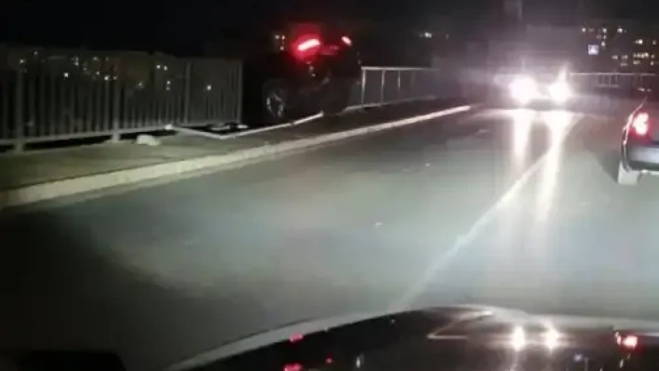 Потресаваща катастрофа. Кола виси на мост