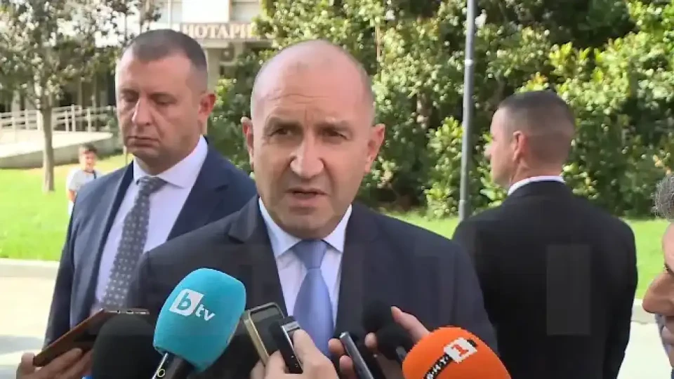 Радев се произнесе за инцидента със самолета на Урсула фон дер Лайен