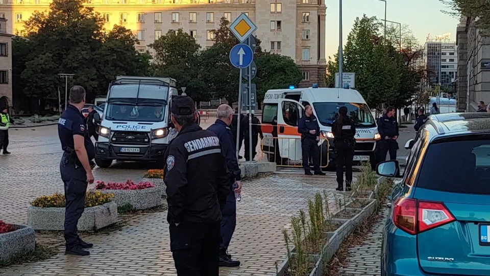 Смърт край парламента! Почина охраняващ протеста полицай