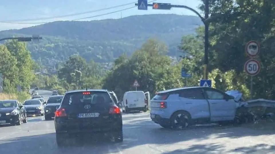 Тапа по важен път край София заради катастрофа