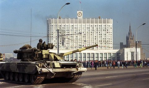 4 октомври 1993 г. Елцин "разстрелва" руския парламент в Москва