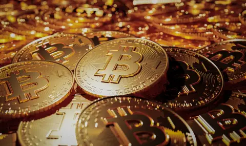 Защо златото и биткойнът скочиха рекордно?
