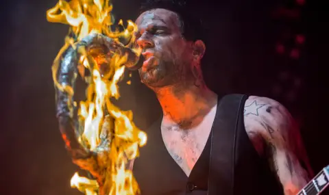 Стотици протестираха срещу певеца на Rammstein Тил Линдеман пред операта в Лайпциг