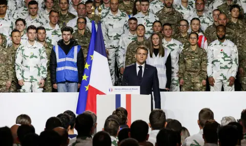 Войник напусна сцената по време на речта на Макрон