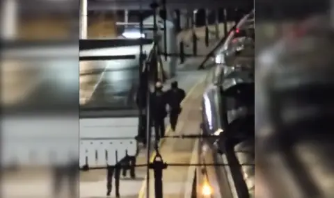 Девет души са с опасност за живота след нападението с нож във влак в Англия