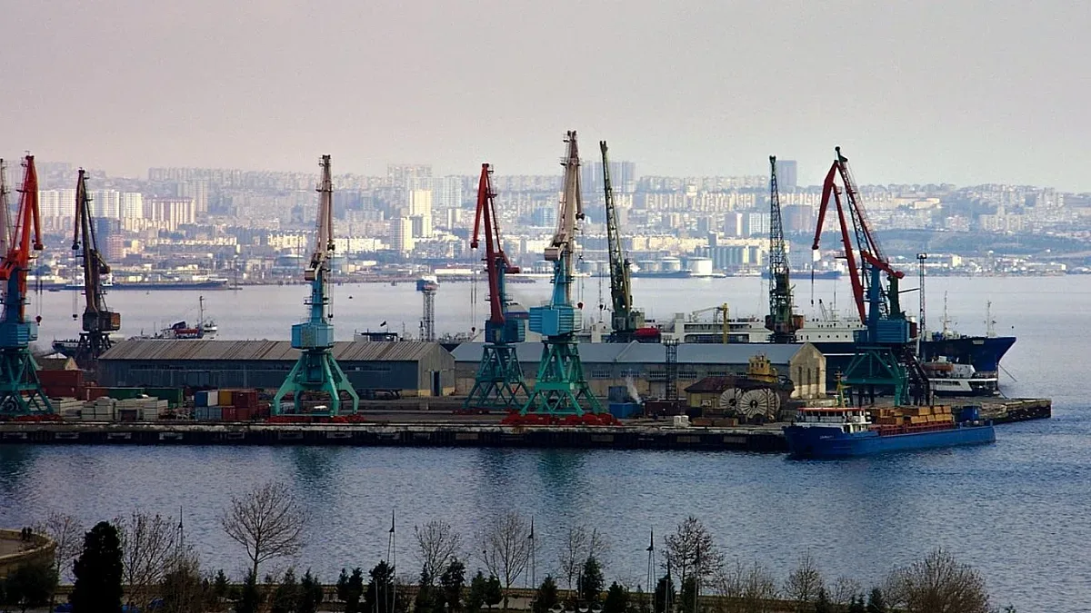 Коприненият мост свързва Изтока и Запада. Една държава става ключова