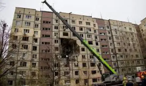 Най-малко трима убити и 12 ранени при руска атака срещу жилищен блок в украинския град Днипро ВИДЕО