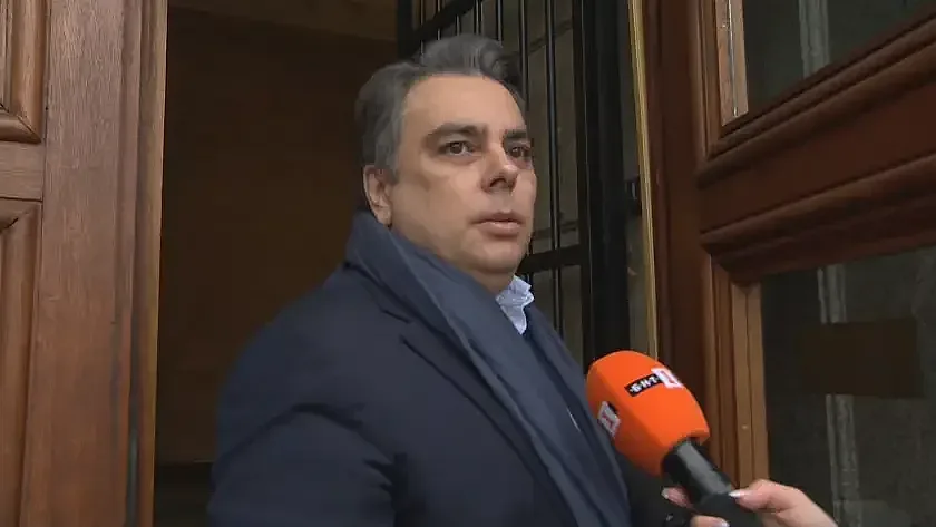 Страшни интриги тресат "Промяната". Асен Василев вдигнал мерника на Денков