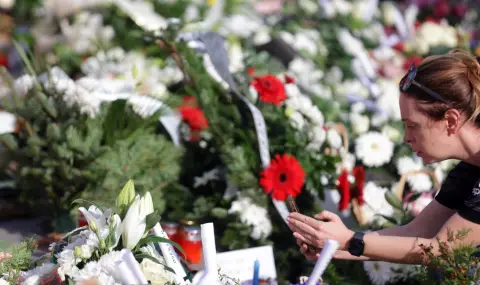 Цяла Сърбия почете паметта на загиналите при трагедията в Нови Сад