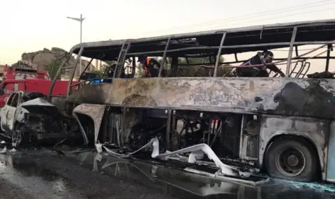 Автобус се обърна по покрив в Алжир, загинаха 14 човека