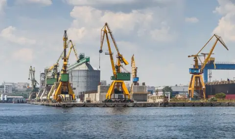 Загинаха двама работници след експлозия на пристанището в Констанца