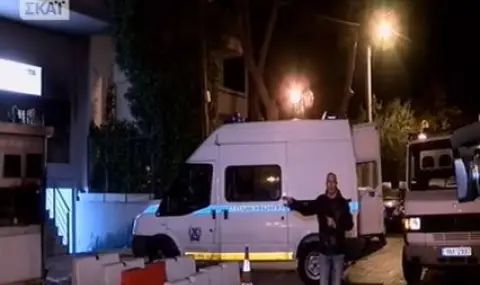 Нападнаха полицейското управление в Атина с коктейли Молотов