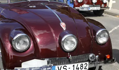Пожар в Прага унищожи ретро автомобили за 10 милиона долара