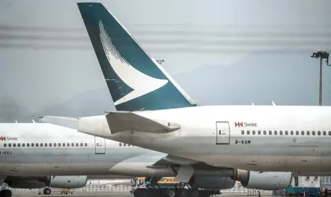 Пътник опита да отвори врата на самолет по време на полет на Cathay Pacific
