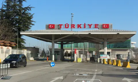 Автобус с десетки пътници, пътуващ от България за турския град Измир, се е запалил