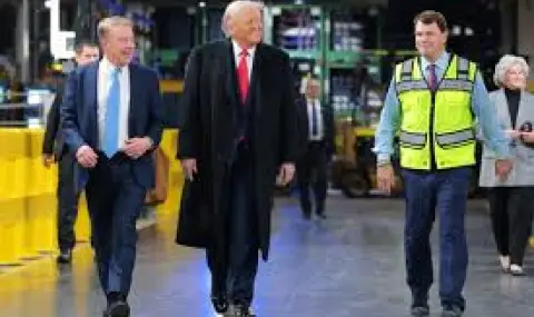 Отстраниха работник, крещял на Тръмп в завод на Ford, президентът му показа среден пръст ВИДЕО