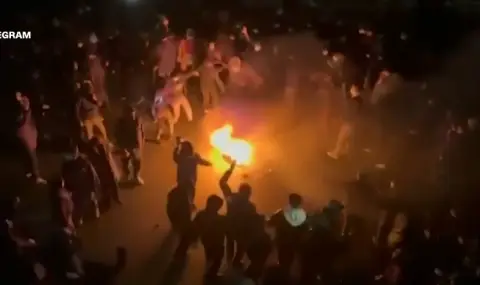 Протестите в Иран не стихват, въпреки липсата на комуникации