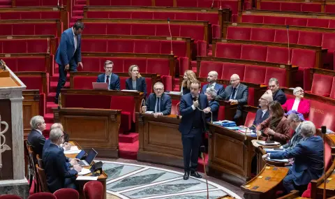 Френското правителство оцеля при два вота на недоверие