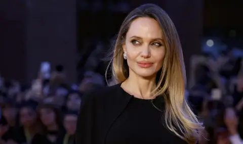 Анджелина Джоли заблестя в прозрачна сребриста рокля на премиерата на новия си филм (СНИМКИ)