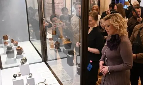 В Ермитажа изложиха личната колекция от китайска керамика на Мария Захарова