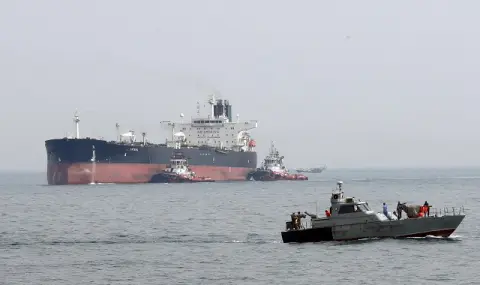 Инцидент в морето! Въоръжени лодки се опитаха да задържат кораб в Ормузкия проток