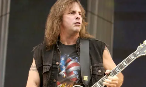 Китаристът Рос “The Boss" Фрийдман, един от основателите на Manowar, е бил диагностициран с болестта на Стивън Хокинг