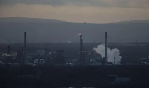 Украински дронове удрят рафинерия на „Лукойл“ във Волгоград, руски ракети удариха Лвов
