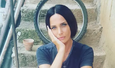 Вандали счупиха колата на Мария Силвестър