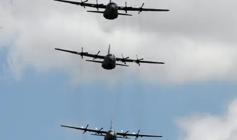 Военен самолет със 125 души на борда се разби в Колумбия