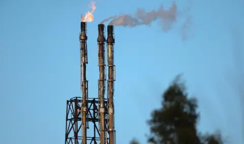 Дрон удари рафинерия в Саудитска Арабия, Aramco спира временно производството