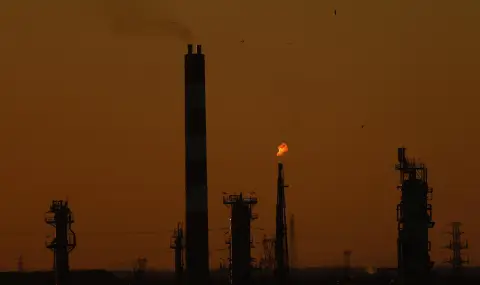 Цените на петрола спаднаха с над 2 долара, но остават около 100 долара за барел