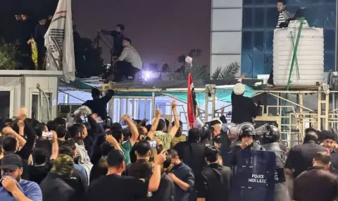 Иракчани нападнаха консулството на Кувейт в Басра след смъртоносен ракетен удар в града ВИДЕО