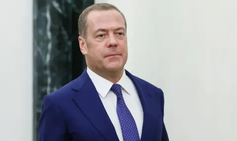 Медведев обяви нови данни за армията: стотици хиляди руснаци подписват договори за войната
