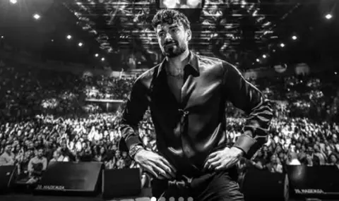 Меди изненада феновете си - появи се с ботуши на ток (ВИДЕО)