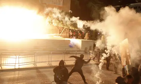 Полицията извърши арести след антиправителствен протест в Тирана