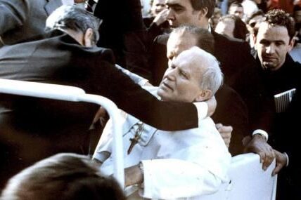 13 май 1981 година: Али Агджа стреля срещу Йоан Павел II (СНИМКИ)