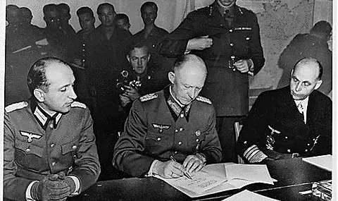 7 май 1945 г.: Генерал Алфред Йодъл подписва в Реймс безусловната капитулация на Германия