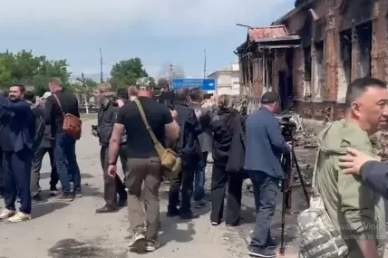 Близо 50 чуждестранни журналисти пристигнаха на мястото на нападението срещу колежа в Старобелск