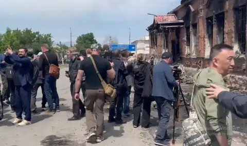 Близо 50 чуждестранни журналисти пристигнаха на мястото на нападението срещу колежа в Старобелск