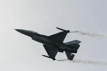 Гърция засега оставя изтребителите F-16 в Кипър след напрежението в региона