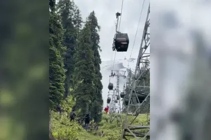 Над 300 туристи в Индия заседнаха на височина 150 метра