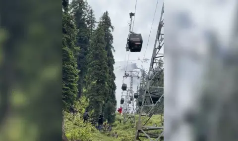 Над 300 туристи в Индия заседнаха на височина 150 метра