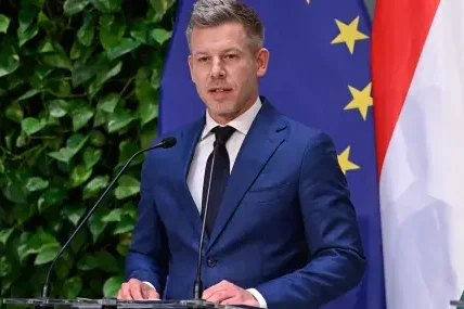 Новият унгарски премиер Петер Мадяр започна първа чуждестранна обиколка с визита в Полша